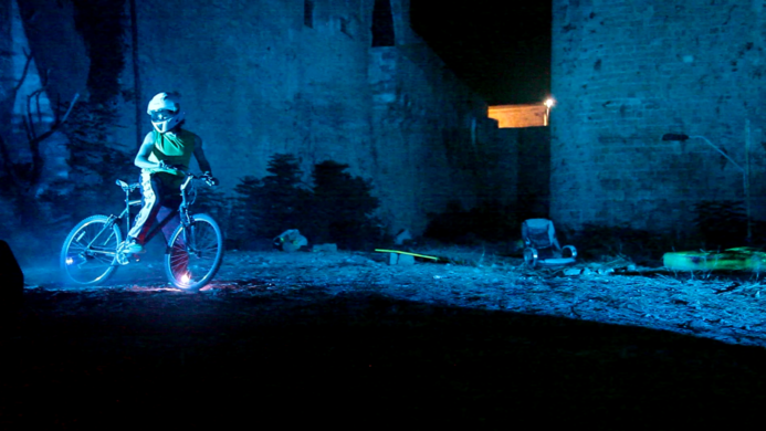 אריאל סרני בראון - AKKO