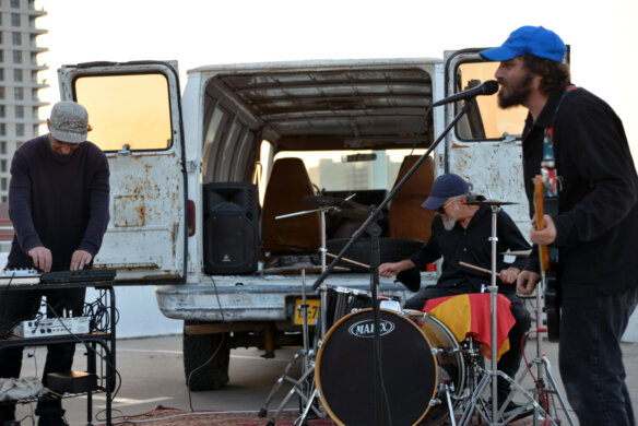 <strong>דלוזיות 04</strong> - גג הופעה זום